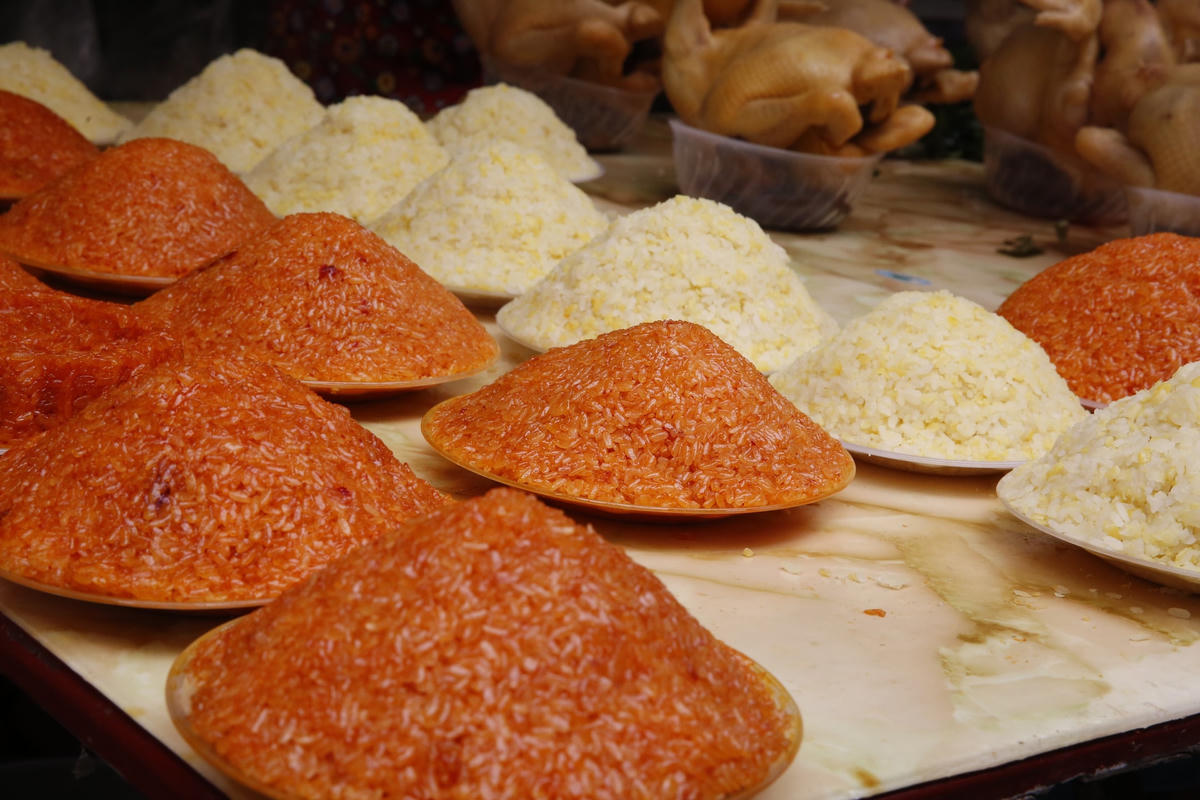 Còn các món ăn khác như nem cuốn giá 120.000 đồng/hộp; canh bóng 12.000 đồng/hộp, tôm rán 480.000 đĩa/12 con, nộm 50.000 đồng/đĩa, chim quay 350.000 đồng/con, xôi giá 100.000 đồng/đĩa...