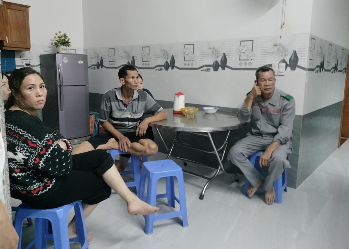 Bà con hàng xóm đến thăm hỏi, động viên.