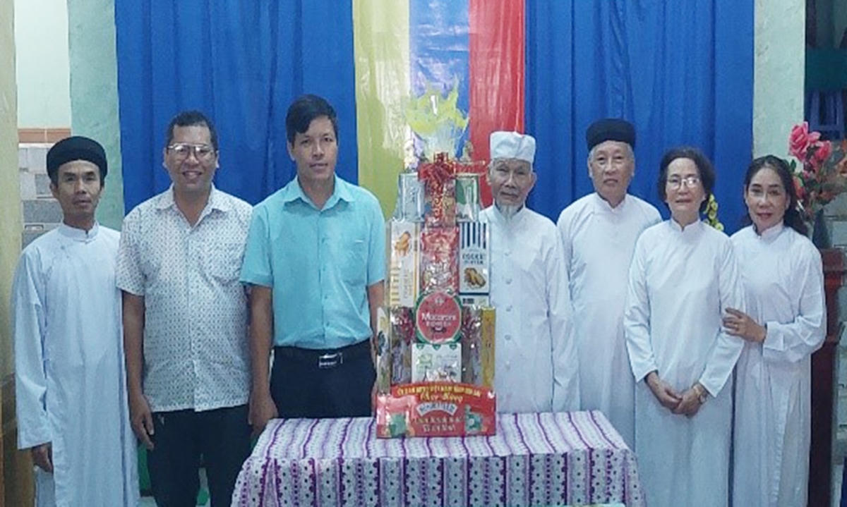 Ông Đinh Ngọc Hải, Phó Chủ tịch Ủy ban MTTQ Việt Nam tỉnh Gia Lai, tặng quà chúc mừng Họ đạo Trung Hội, TP.Pleiku.