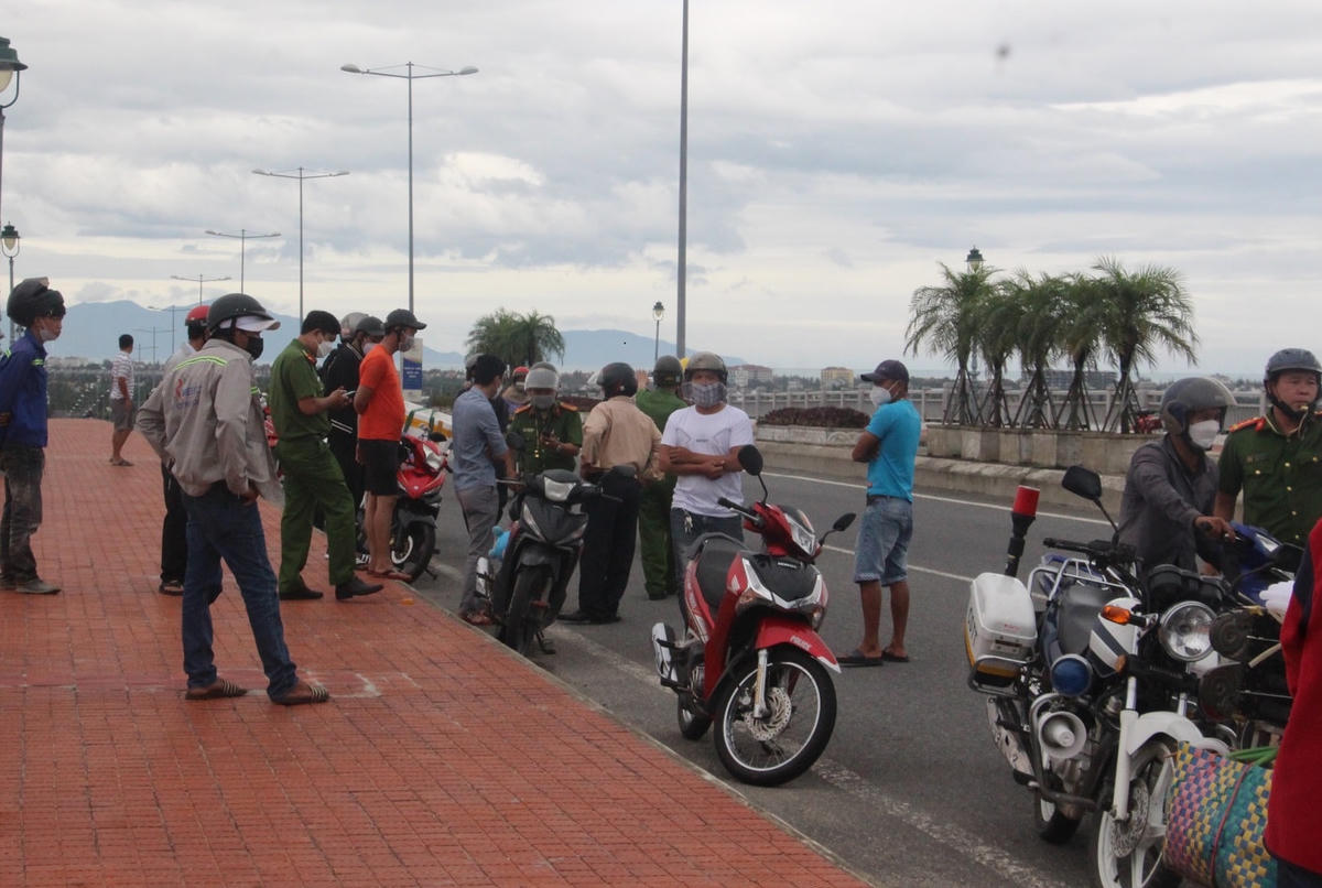 Người dân đứng xem vụ việc cha ôm con nhảy cầu tự tử.