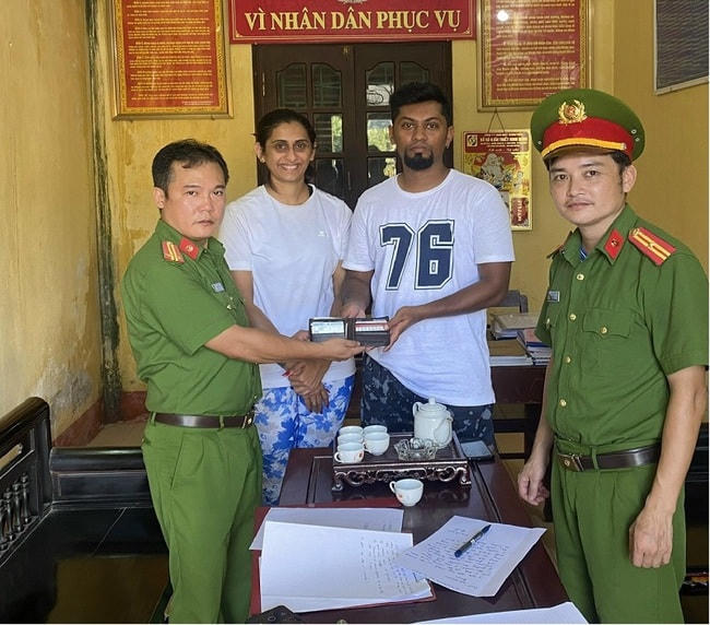2 du khách vui mừng, xúc động khi nhận lại tài sản.