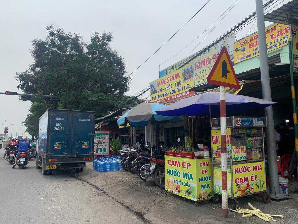Vỉa hè bị lấn chiếm để kinh doanh hàng quán tại Quốc lộ 1A đi qua phường Bình Thắng, TP Dĩ An, tỉnh Bình Dương.