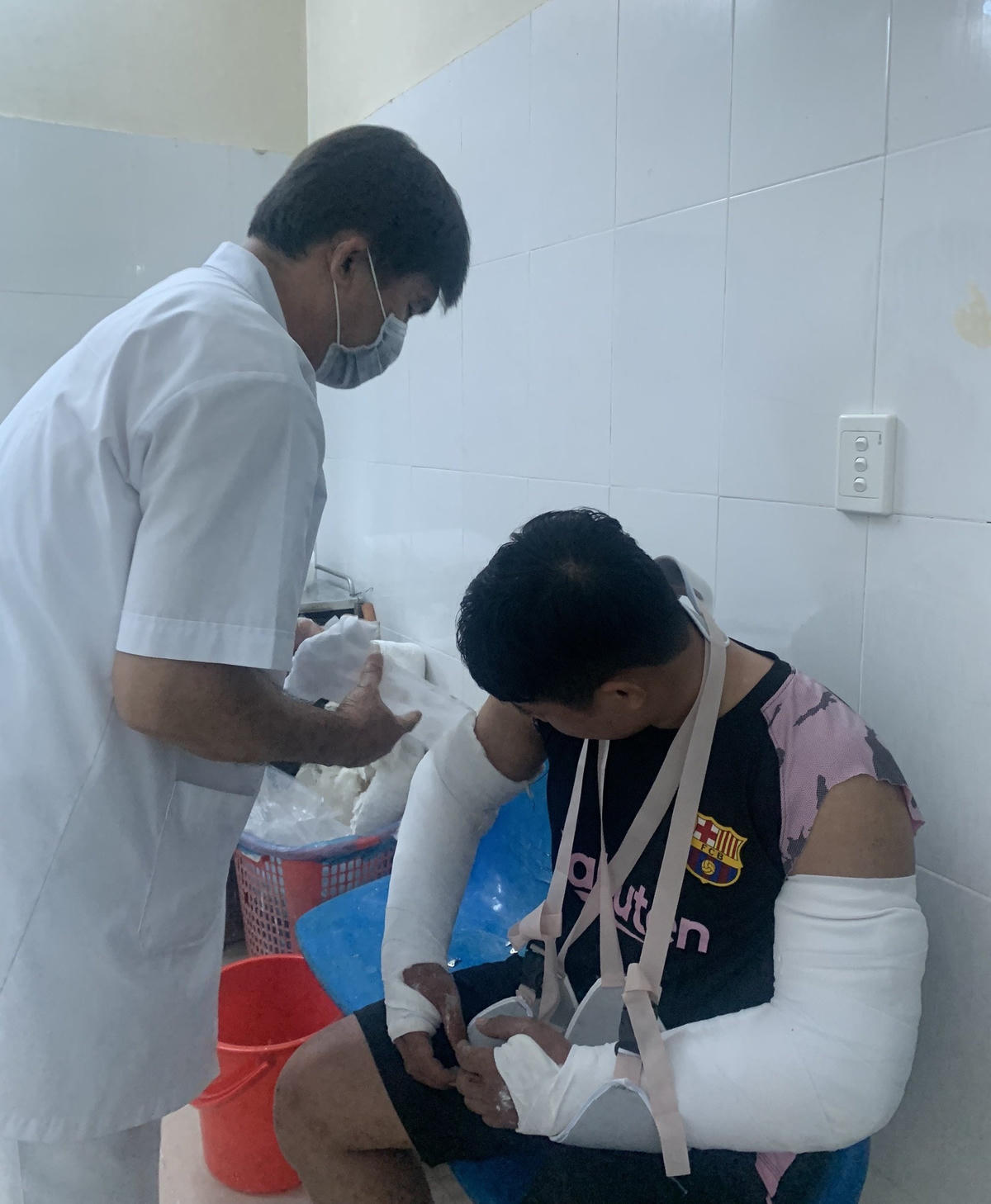 Các y, bác sĩ đang chăm sóc, điều trị cho anh Đạt.