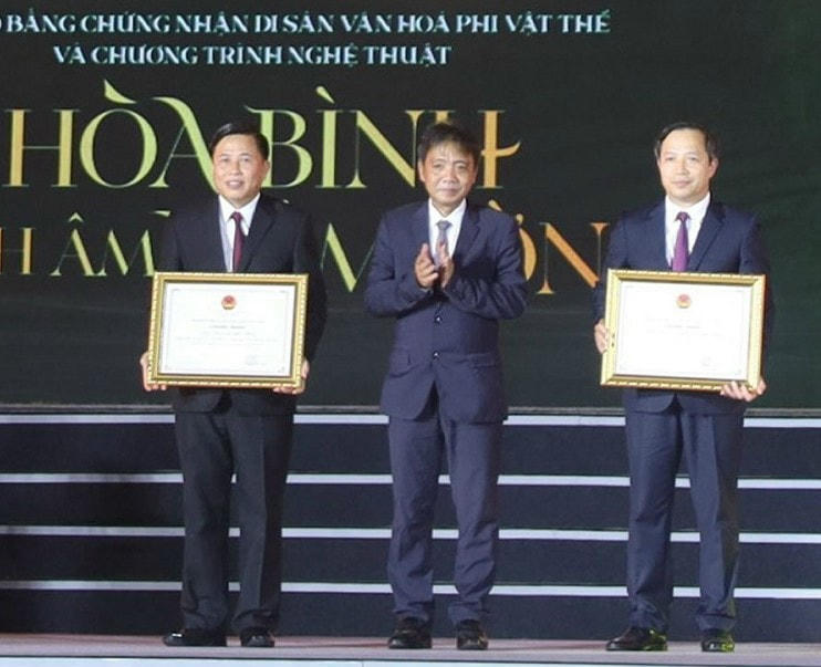 Nhân dịp này, 2 Lễ hội Khai hạ của người Mường Hòa Bình và Tri thức Lịch Đoi (lịch tre) của người Mường tỉnh Hòa Bình được trao bằng chứng nhận di sản văn hóa phi vật thể Quốc gia.