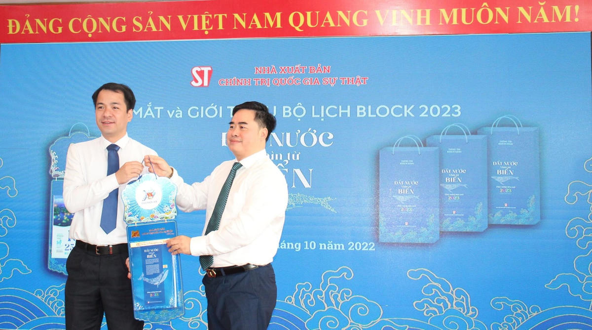 Nhà xuất bản Chính trị quốc gia Sự thật trao tặng 1.500 lịch bloc năm 2023 làm quà tặng cho đại biểu Đại hội Đoàn toàn quốc lần thứ XII.