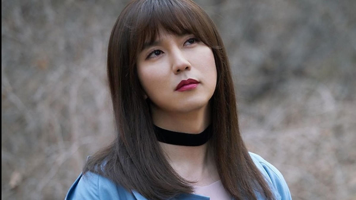 Tạo hình của Kim Nam Gil trong phim “Linh mục nhiệt huyết”.