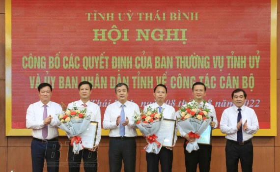 Bí thư Tỉnh ủy Thái Bình Ngô Đông Hải (giữa), Phó Bí thư Thường trực Tỉnh ủy, Chủ tịch HĐND tỉnh Nguyễn Tiến Thành (ngoài cùng bên phải); Chủ tịch UBND tỉnh Nguyễn Khắc Thận (ngoài cùng bên trái) chúc mừng các cán bộ vừa được giao nhiệm vụ mới, trong đó có ông Nguyễn Xuân Khánh (thứ 3, từ phải qua).