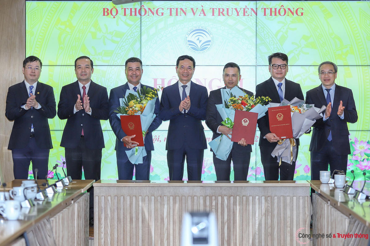 Lãnh đạo Bộ TT&TT chụp ảnh với các cán bộ được bổ nhiệm.