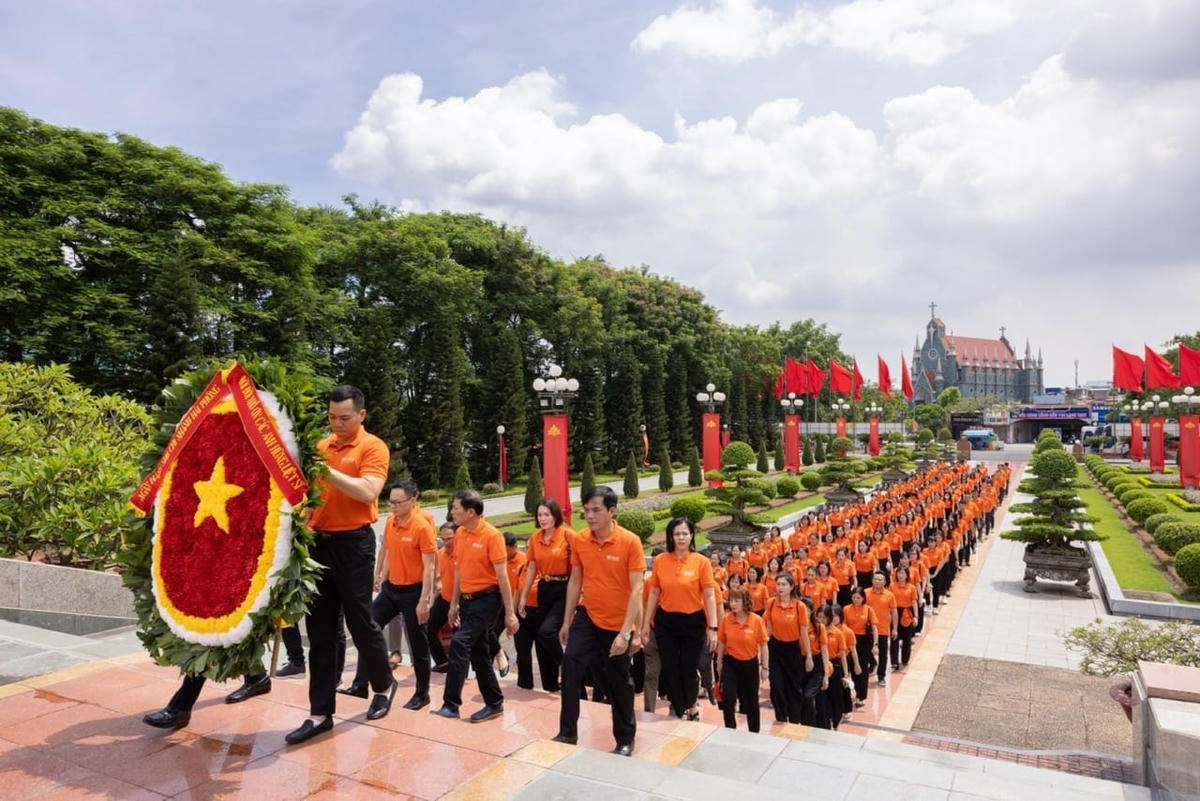 Người SHB trên mọi miền Tổ quốc đã thành tâm dâng hương, tưởng nhớ công lao của các anh hùng liệt sĩ.