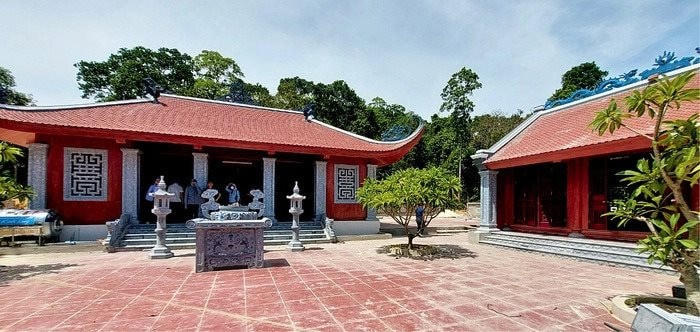 Toàn cảnh Đền thờ anh hùng liệt sỹ tại lòng hồ Kẻ Gỗ, Hà Tĩnh.