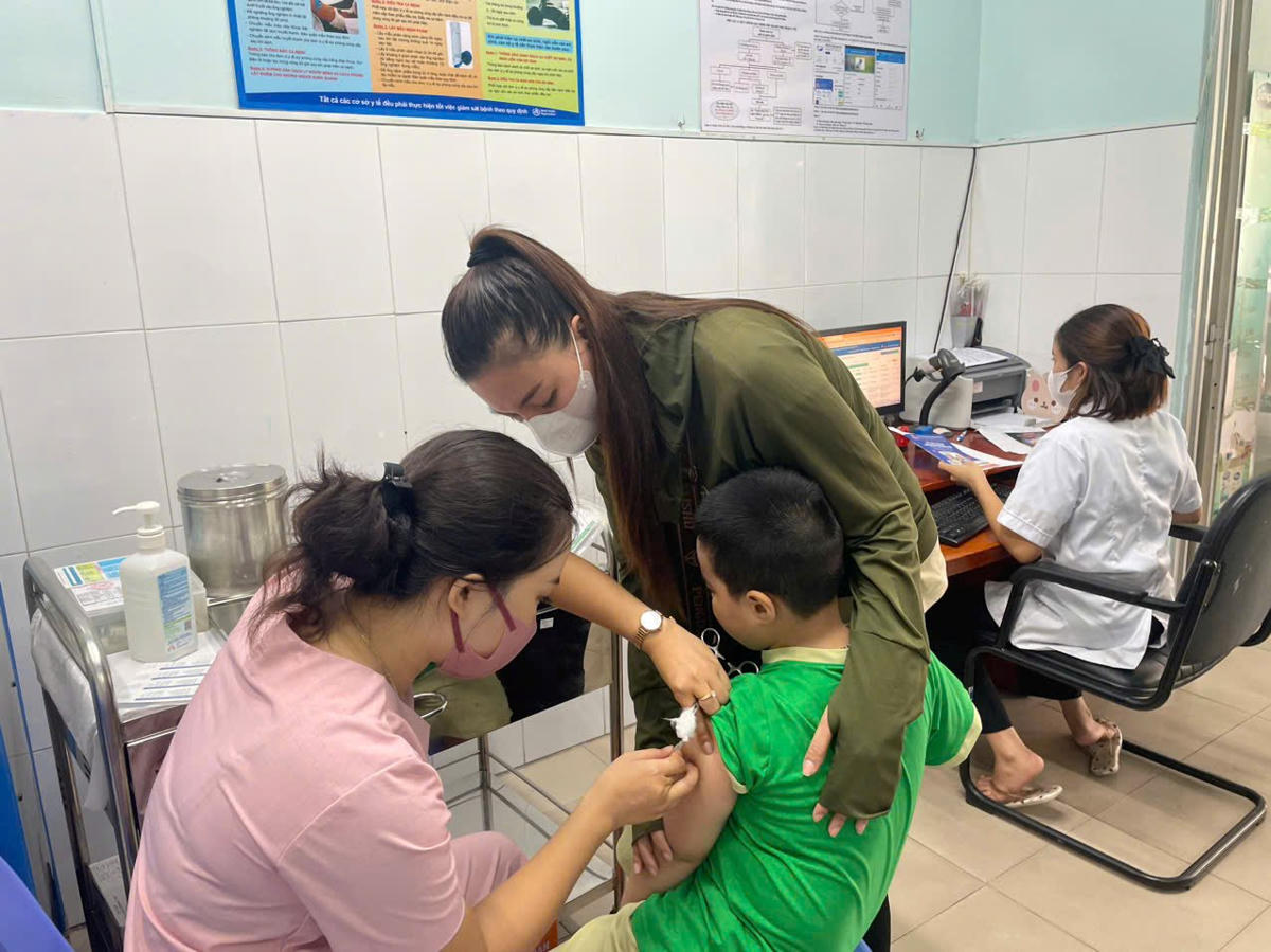Nhiều trẻ 3 - 5 tuổi đi tiêm mũi vaccine sởi đầu tiên hoặc mũi thứ 2.