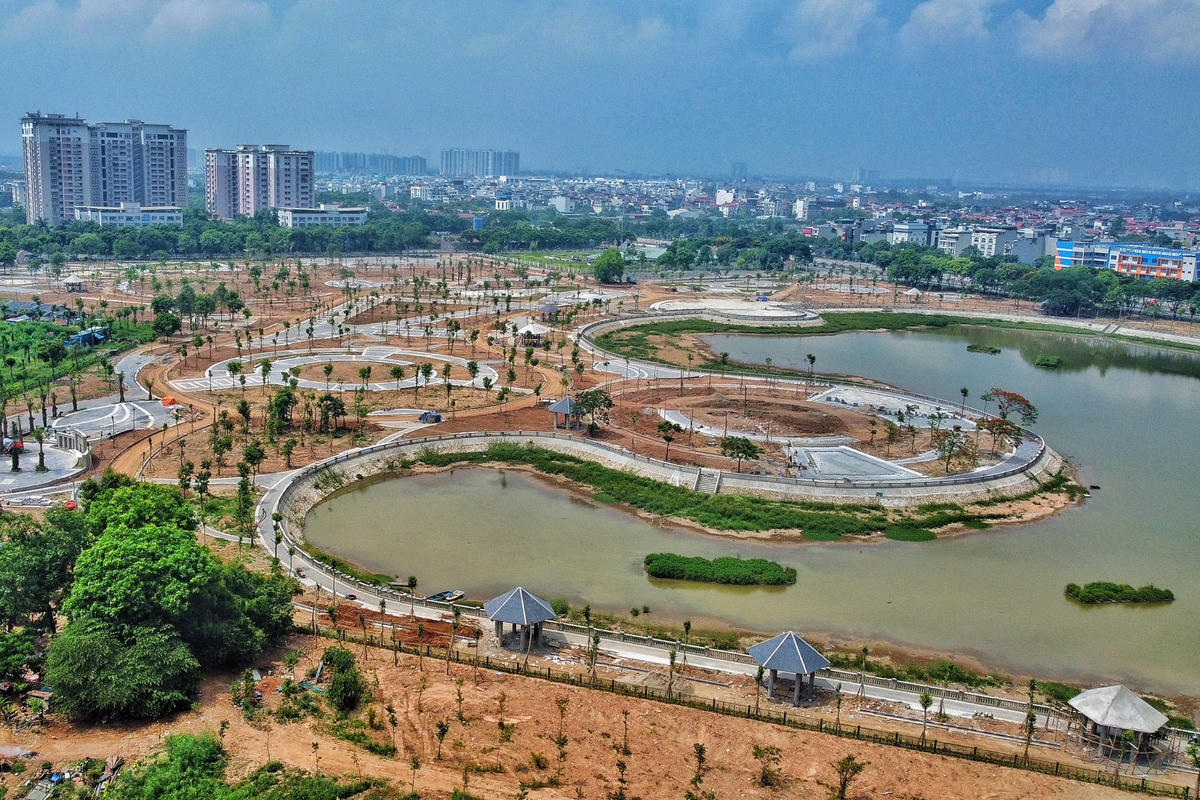 Theo tìm hiểu, dự án đầu tư, cải tạo, nâng cấp công viên khu đô thị mới Việt Hưng do Trung tâm phát triển Quỹ đất quận làm chủ đầu tư, liên danh Vinadelta - SP là nhà thầu thi công với tổng mức đầu tư 95 tỷ đồng.