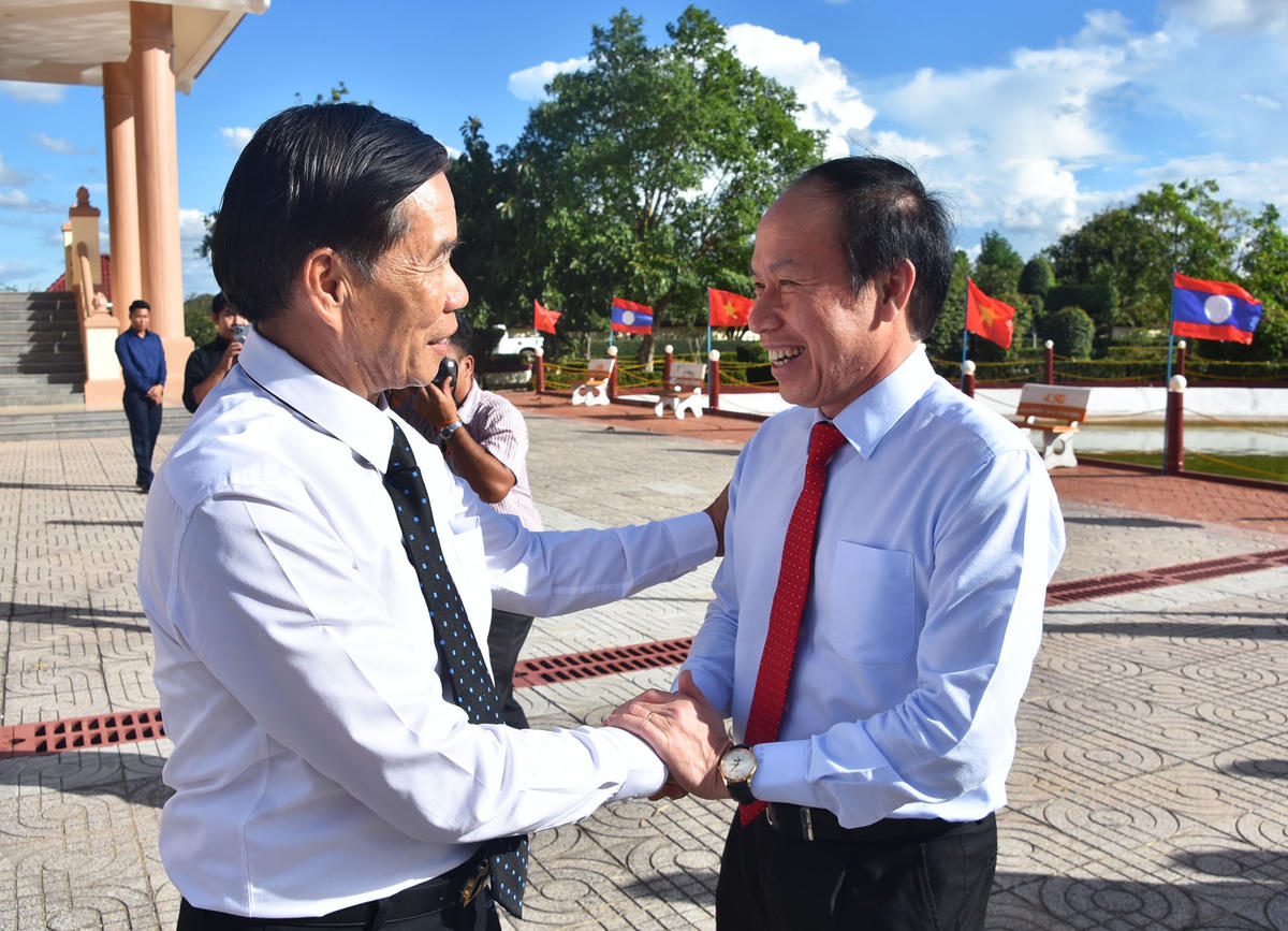 Ủy viên Trung ương Đảng, Phó Chủ tịch – Tổng Thư ký UBTƯ MTTQ Việt Nam Lê Tiến Châu chào xã giao Chủ tịch Ủy ban Trung ương Mặt trận Lào xây dựng đất nước Sinlavong Khoutphaythoune.
