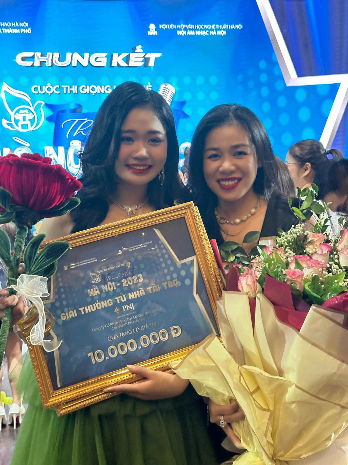 Chia sẻ niềm vui cùng cô giáo.