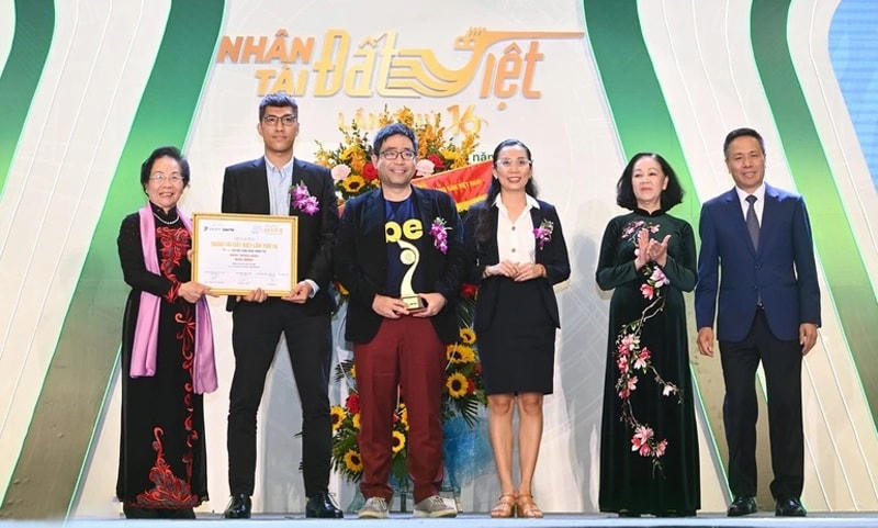 Nhóm tác giả đạt Giải Nhất công nghệ thông tin năm 2022.