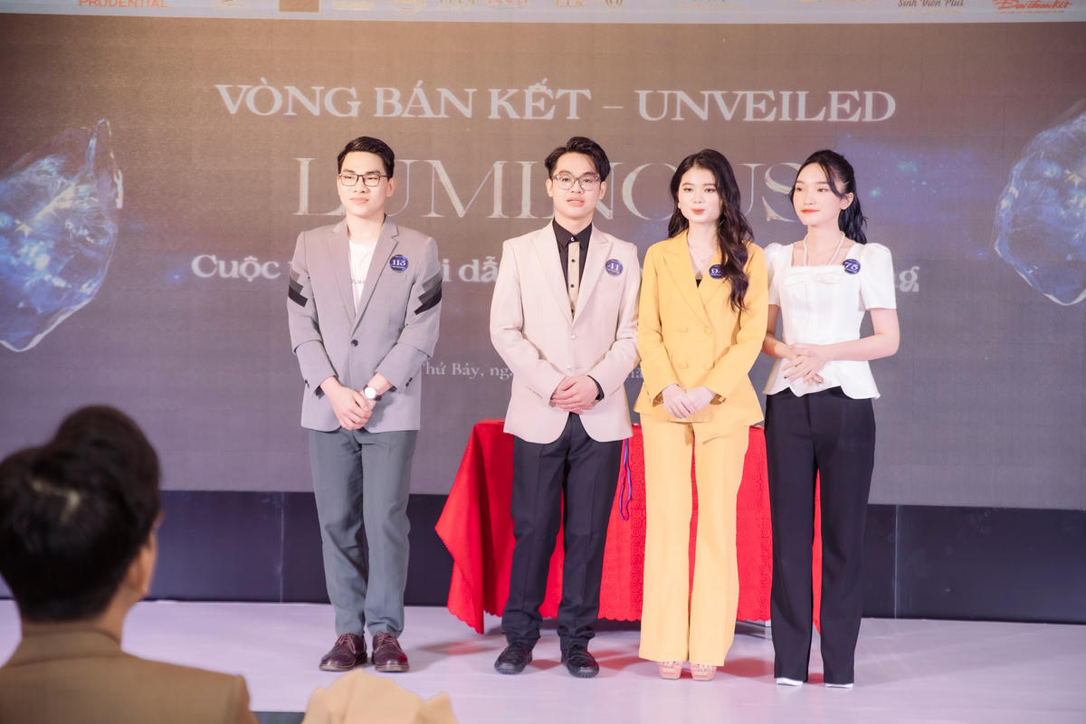 Các thí sinh lắng nghe nhận xét từ BGK.