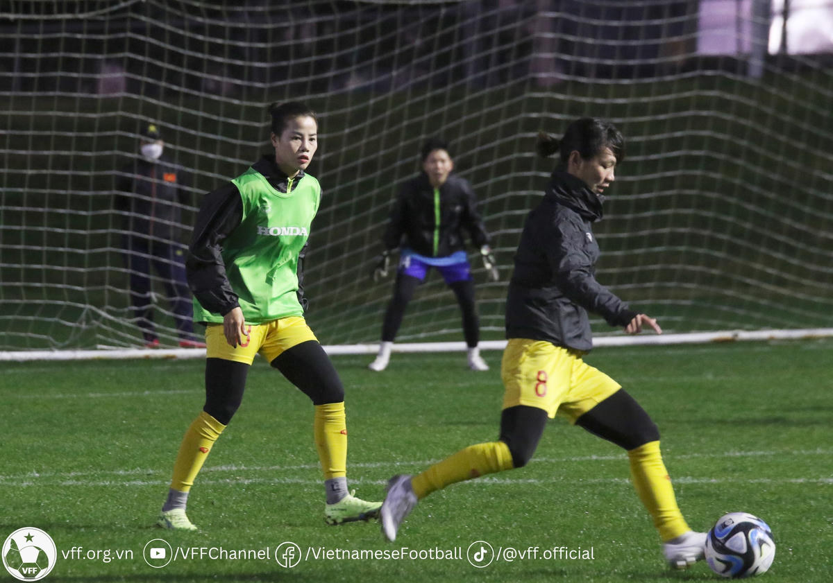 Những buổi tập gần đây của thầy trò HLV Mai Đức Chung đều gặp phải những cơn mưa, nhiệt độ luôn dao động khoảng 10 độ C.