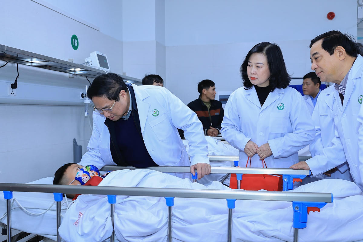 Thủ tướng Phạm Minh Chính thăm, chúc Tết, động viên cán bộ, bác sĩ và bệnh nhân các bệnh viện tại Hà Nội- Ảnh 3.