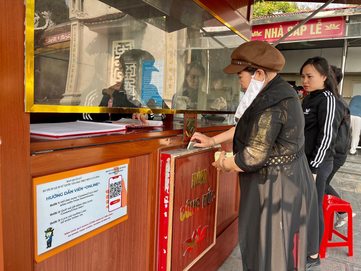 Tính từ ngày 1/1 đến hết ngày 8/3/2023, tổng số tiền công đức, giọt dầu và thu phí trông giữ phương tiện Đền Cửa Ông thu được là 13,6 tỷ đồng.