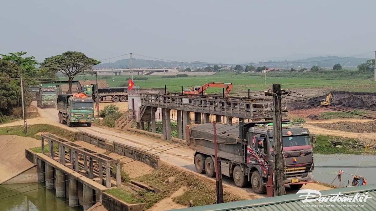 Đoàn xe howo ăn đất tại mỏ rồi nối đuôi nhau ra đường. Ảnh: Đình Minh
