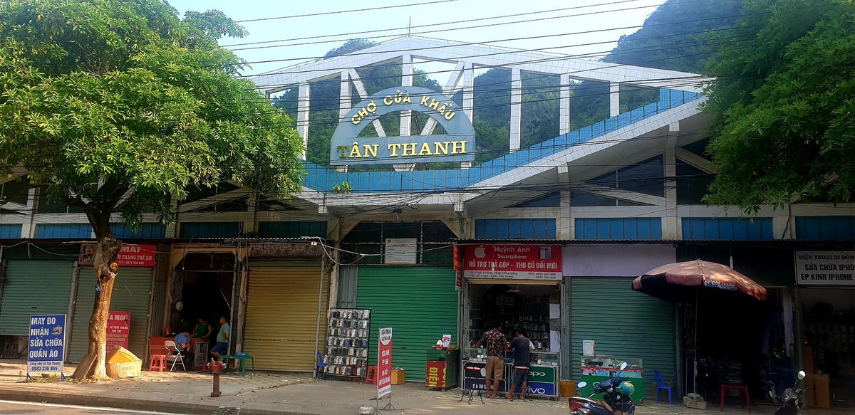 Mặt tiền chợ Cửa khẩu Tân Thanh, nơi được coi là có vị trí bán hàng đẹp nhất nhì khu vực, số kiot đóng cửa còn nhiều hơn kiot mở cửa bán hàng.