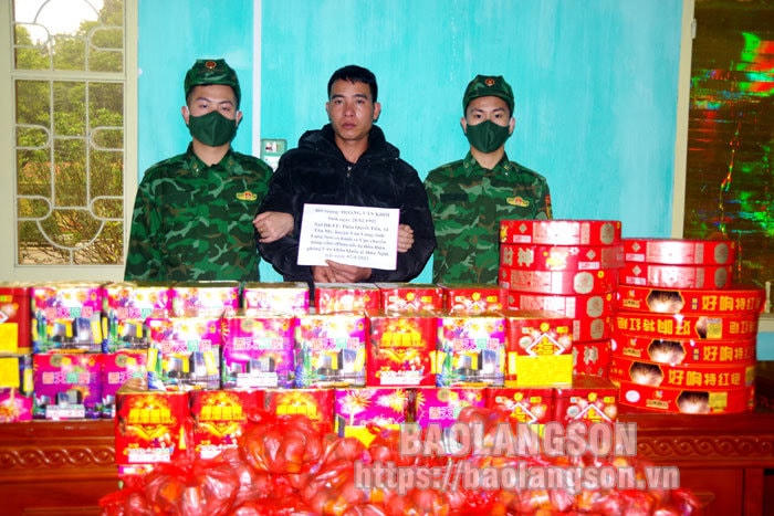 Đối tượng Hoàng Văn Khôi và tang vật pháo bị lực lượng chức năng bắt giữ. Ảnh: Báo Lạng Sơn.