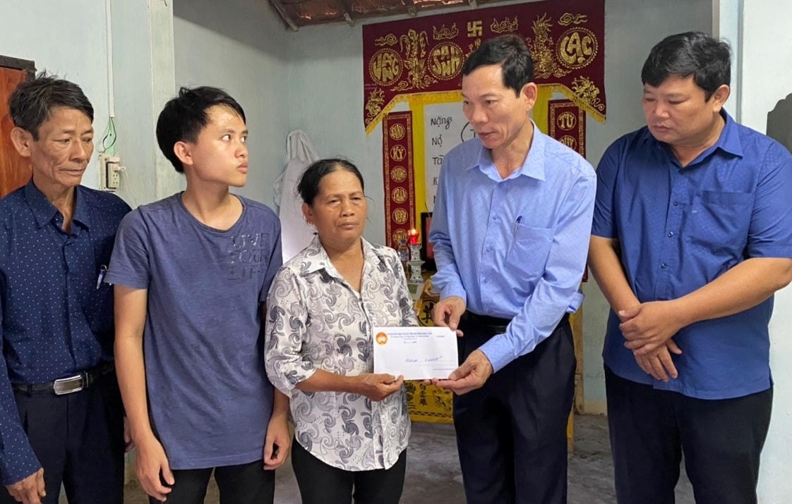 Lãnh đạo Ủy ban MTTQ Việt Nam tỉnh Quảng Ngãi trao tiền hỗ trợ cho gia đình ngư dân Nguyễn Văn Thành.