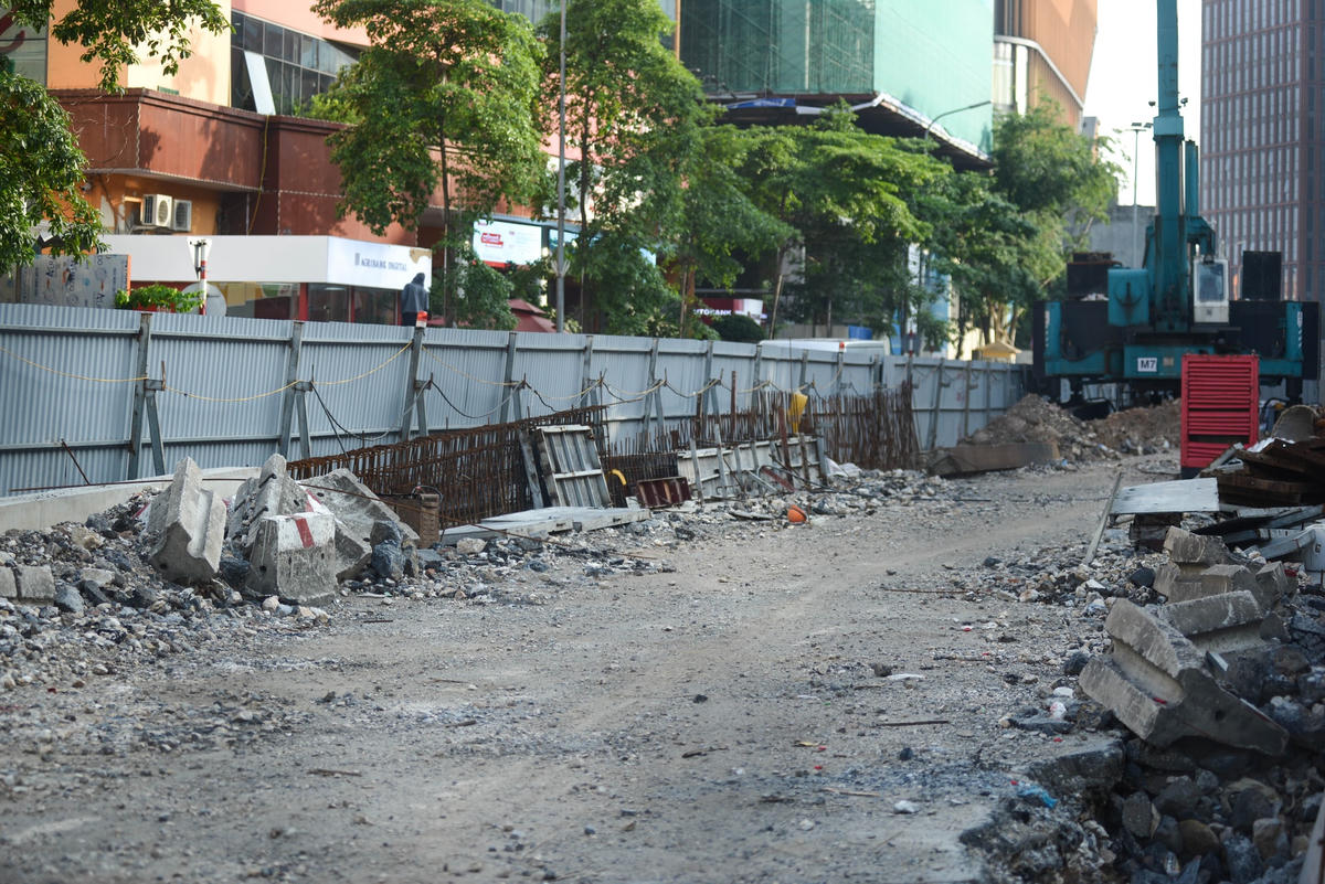 Dưới đất, cát và đá vẫn ngổn ngang.