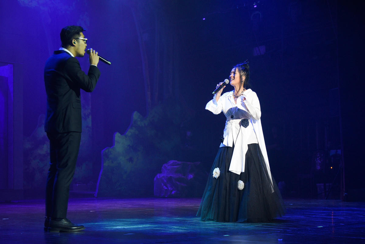 Ngay sau đó,  diva Hồng Nhung và ca sĩ Vũ song ca ca khúc "Tình yêu ở lại" (sáng tác của nhạc sĩ Quốc Trung) – như lời khẳng định: Dù họ đã ra đi, tình yêu họ để lại nhân gian là bất diệt…