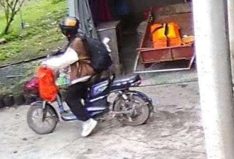 Nữ sinh P.H.L.N. đi xe máy điện rời khỏi nhà và mất liên lạc nhiều ngày. (Ảnh camera gia đình cung cấp).