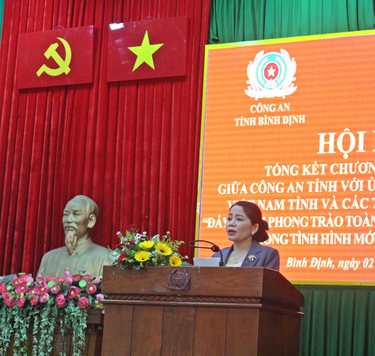 Bà Nguyễn Thị Phong Vũ, Ủy viên Ban Thường vụ Tỉnh ủy, Trưởng ban Ban Dân vận Tỉnh ủy, Chủ tịch Ủy ban MTTQ Việt Nam tỉnh Bình Định, phát biểu khai mạc Hội nghị.