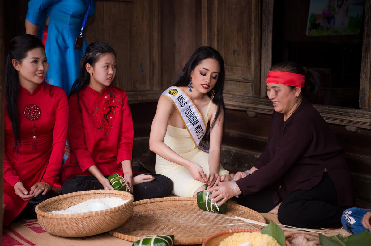 Thí sinh Hoa hậu Du lịch Thế giới hát xoan, gói bánh chưng, giã bánh dày