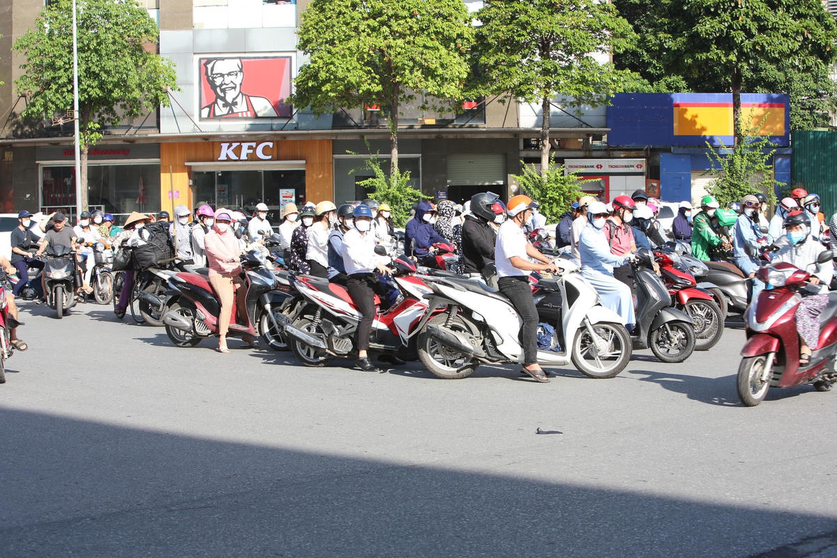 Do lượng phương tiện xung đột khá lớn, nhiều thời điểm các phương tiện phải dậm chân tại chỗ.