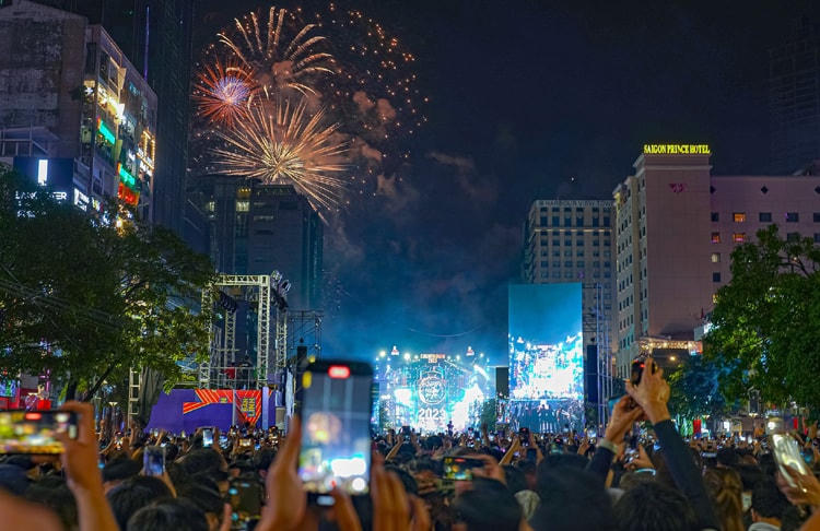 Pháo hoa rực sáng trên bầu trời TP Hồ Chí Minh đón chào Năm mới 2023. Ảnh: Báo Tin tức.