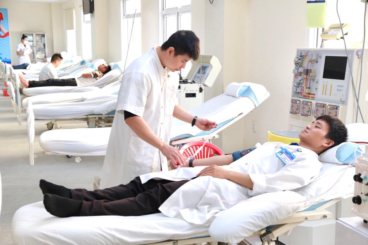 Hơn 200 y bác sĩ, cán bộ công nhân viên chức Bệnh viện Trung ương Huế tham gia hiến máu tình nguyện.