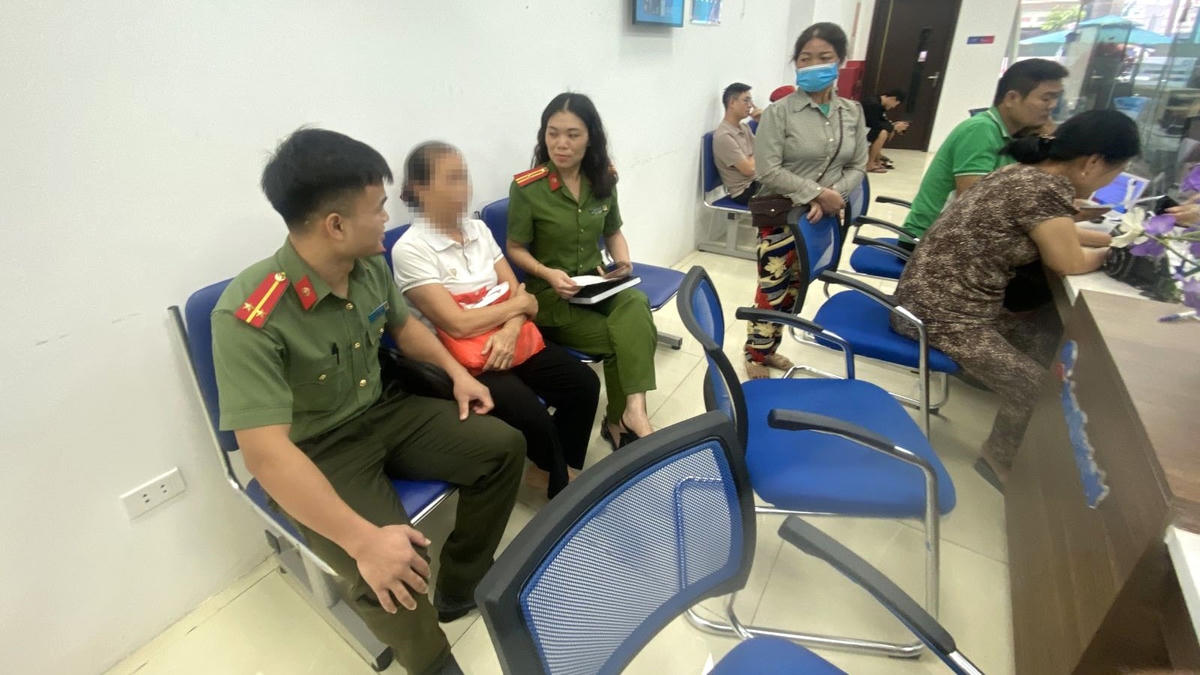 Bà C. tạm dừng việc chuyển 200 triệu đồng cho kẻ lừa đảo sau cuộc nói chuyện với Công an.