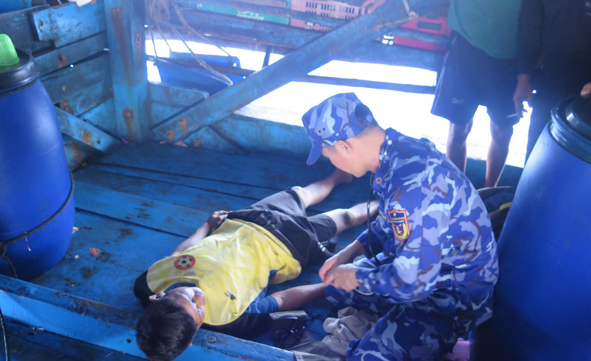 Lực lượng CSB hỗ trợ sơ cứu ngư dân gặp nạn.