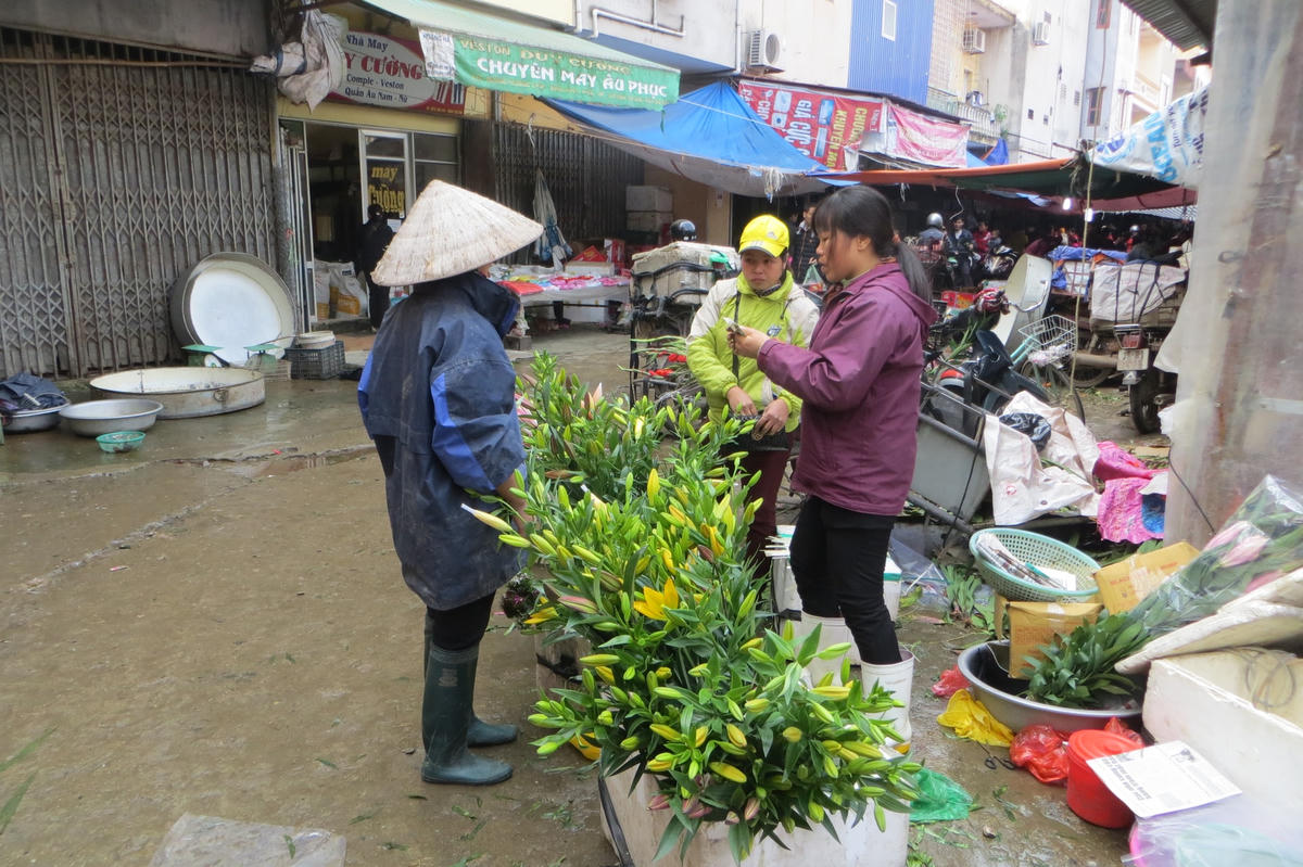 Chợ dân sinh, chợ truyền thống vẫn giữ vai trò quan trọng đối với đa số người dân. Ảnh: Như Trang.  