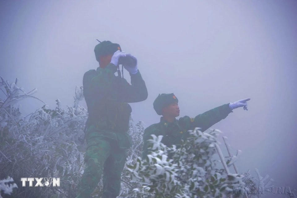 Cán bộ, chiến sỹ Đồn Biên phòng Xín Cái (tỉnh Hà Giang) tuần tra giữa băng tuyết bao phủ, bảo vệ vững chắc đường biên mốc giới. (Ảnh: TTXVN phát)