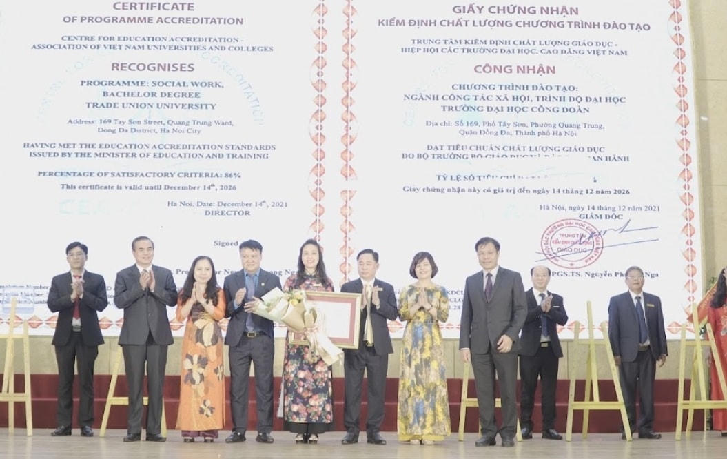 Trường ĐH Công đoàn được trao nhận Giấy chứng nhận kiểm định chất lượng giáo dục 9 chương trình đào tạo