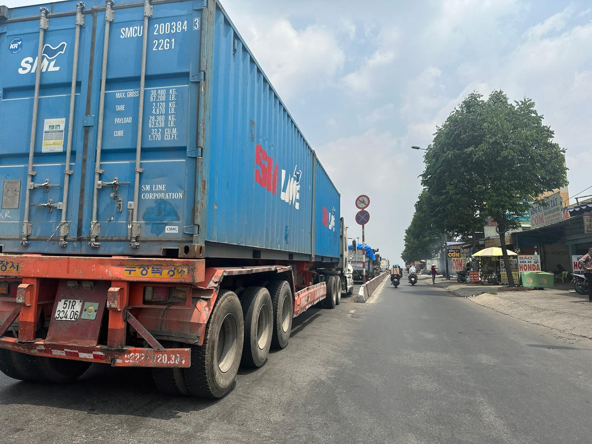Một chiếc xe container đậu trước biển cấm dừng, cấm đỗ đoạn tuyến nói trên. Ảnh: Mạnh Thìn.
