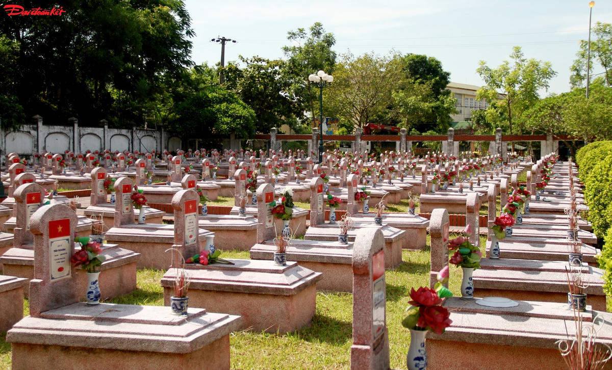 Để những phần mộ thẳng tắp, sạch bóng, tỏa khói hương uy nghi dưới chân tượng đài Tổ quốc ghi công, người quản trang như anh Minh đã dành cả trái tim mình cho công việc thiêng liêng này.