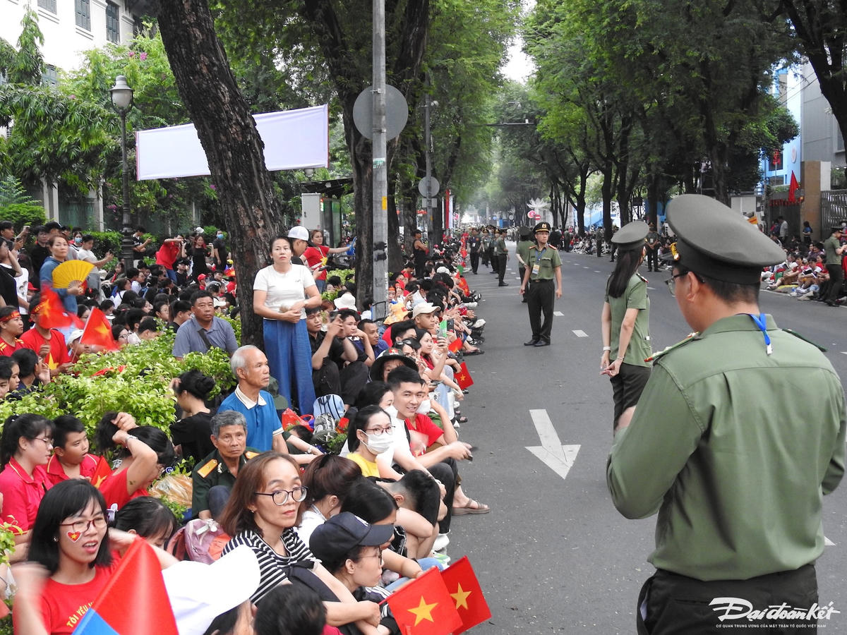 Ghi nhận cho thấy tình hình an ninh được ban tổ chức kiểm soát rất nghiêm ngặt. Hàng trăm cán bộ chiến sĩ công an được bố trí đảm bảo an ninh trật tự ven đường và các giao lộ. (ảnh Đ.Xá).