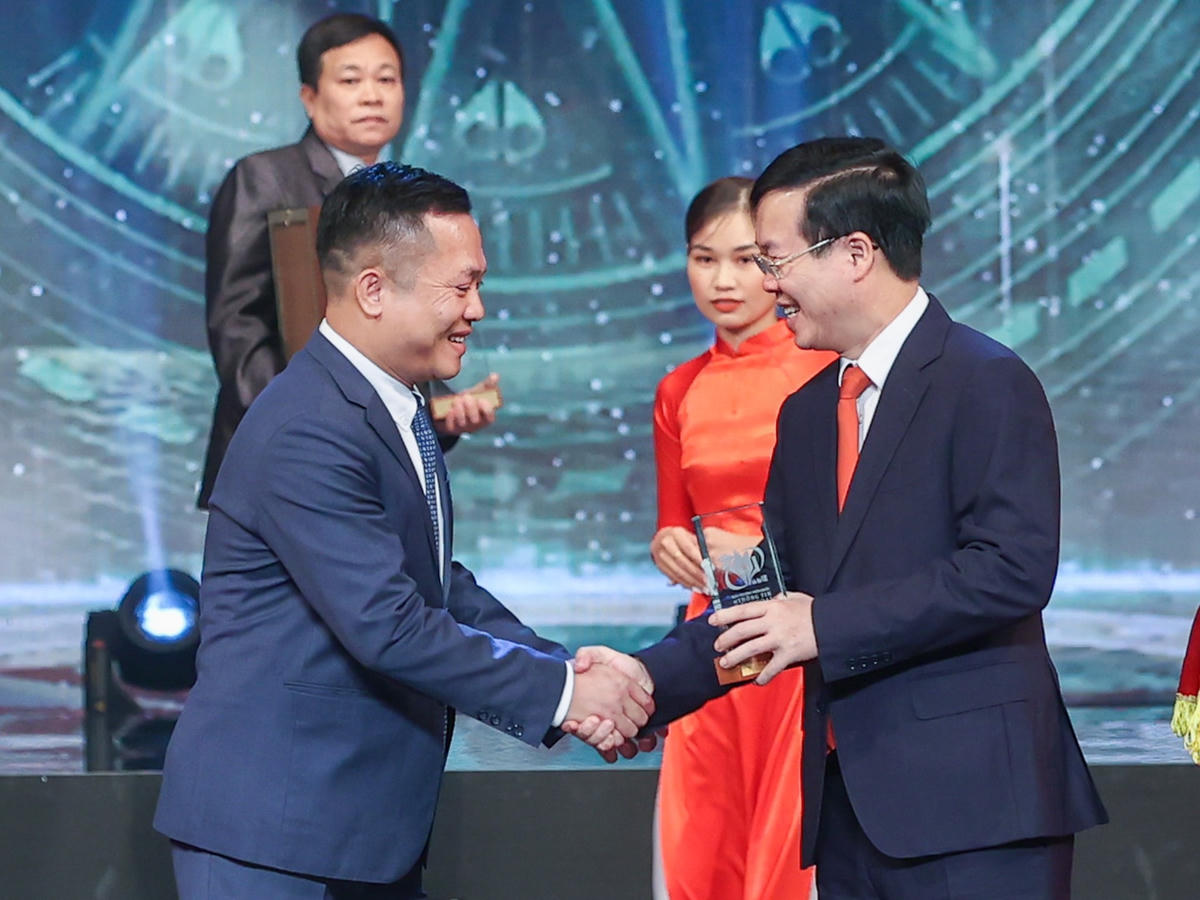 Thường trực Ban Bí thư Võ Văn Thưởng trao giải Nhất cho tác giả đạt Giải.