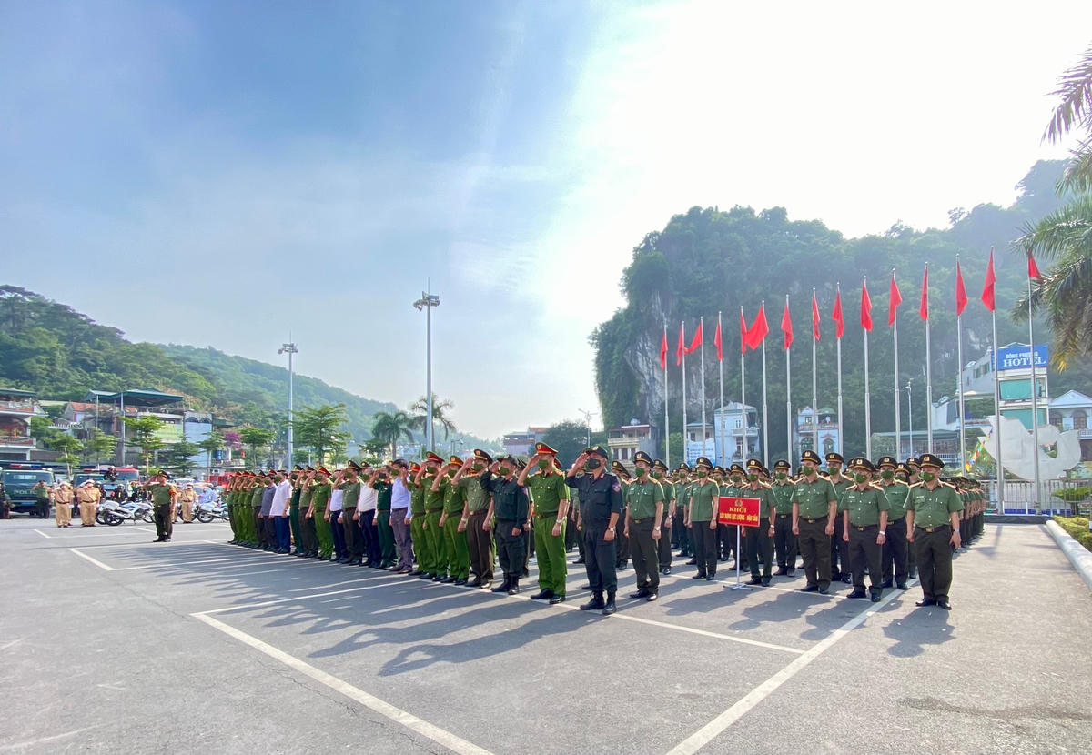 Các đại biểu và đại diện các lực lượng cử hành nghi thức chào cờ trước lễ xuất quân.