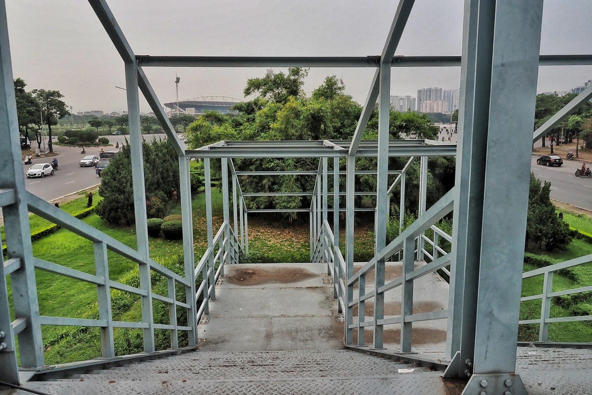 "Tôi thấy lối đi được thiết kế tại dải phân cách giữa bồn cây như vậy là vô tác dụng, tốn tiền", anh Thể cho hay.