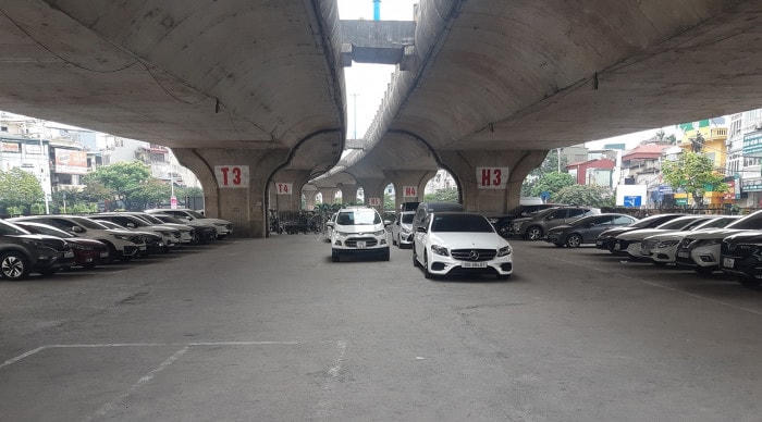 Hiện thiếu gần 90% số phương tiện có nhu cầu, đang đỗ tại các điểm đỗ xe của chung cư, khu đô thị, sân cơ quan, công sở, lòng đường, vỉa hè, ngõ cụt, sân trường, bệnh viện... 