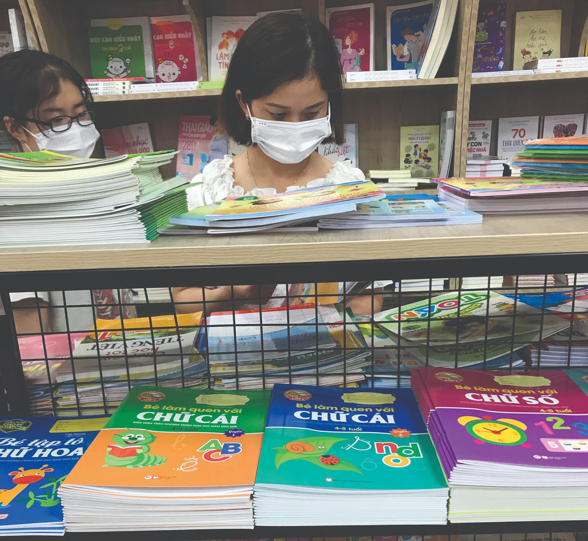 Phụ huynh tìm mua sách giáo khoa trước năm học 2022-2023. Ảnh: Ngọc Minh.