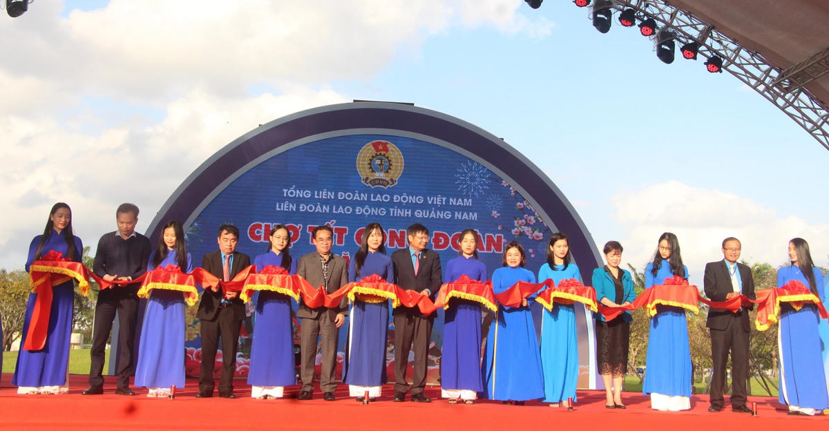 Cắt băng khai mạc Chương trình “Tết Công đoàn năm 2023”.