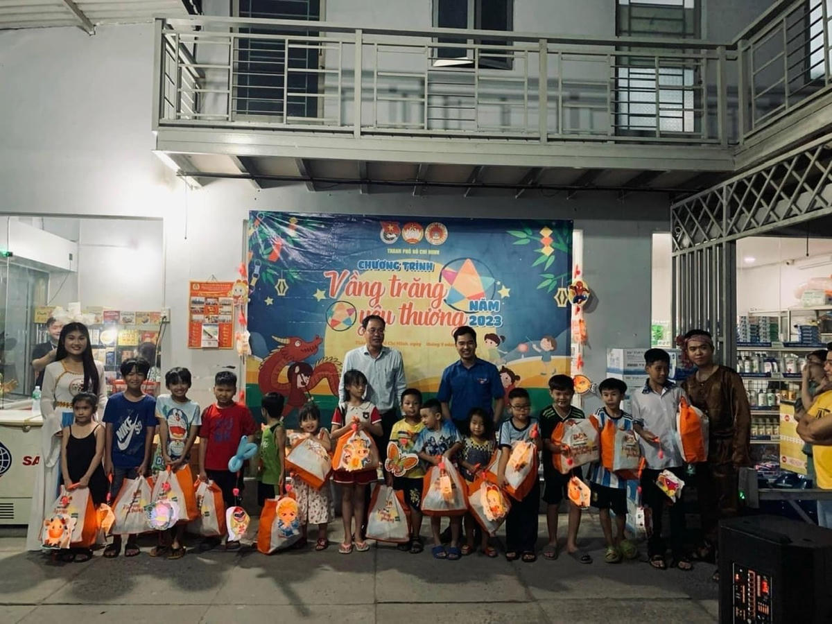 Chương trình “Vầng trăng yêu thương” đem đến cho các em thiếu nhi nhiều phần quà ý nghĩa.